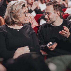 Dmitriy Shepelev Instagram - Если было бы можно, я всю съемку смотрел бы на @eskulkina Красивая она очень! Но пришлось смотреть «Концерты». И вы посмотрите. Они в эфире ТНТ с 26 марта.
p.s. Спасибо, что хотя бы рядом посадили.