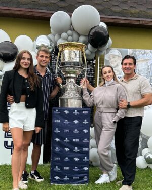 Dmitriy Yashankin Instagram - ОТМЕТИЛИ ДЕНЬ РОССИИ 🇷🇺🏆

И победу @d.silantyev14 в Кубке Гагарина 🥳

Оказалось , что в Кубок поместилось 16 бутылок шампанского 🍾😅
И полбутылки в Яшаньского 🤣🤣🤣

Ну а чё , повод то вон какой , наш парень привёз Кубок домой в Зеленоград к родителям !!! Красавец !!! Чемпион 💪🏻

Классно встретились , отметили , отпраздновали , прибухнули 😅 , поплясали , даже гимн спели 🫡 

Лера @silantyeva.va спасибо за воспитание чемпиона 😉✊🏻

С понедельника начинаем подготовку к новому сезону !!! 
До встречи в @encorerus 😉💪🏻