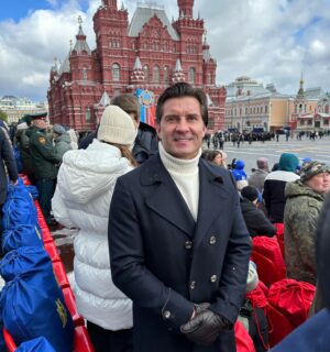 Dmitriy Yashankin Instagram - С ДНЁМ ПОБЕДЫ !!!

С детства смотрел парад по телеку , 
смотрел с самого детства.
И  мне всегда нравилось , нравилось очень.
Мощно , сильно , исторично , патриотично .

А тут предоставилась возможность побывать на Красной площади и увидеть парад вживую .

Помниться пару лет назад кто-то из знакомых пришел с парада , жаловался что обгорел на солнце 😅 Я думал, вот говнюк , был на параде , видел вживую и жалуется !!! 

Я сегодня стучал зубами как никогда в жизни 😂 Холодно было очень ! 
Но я смотрел на этих ребят , которые стояли с 8 утра и шагали в ногу , не прикоснувшись к замёрзшему носу ни разу . Наблюдал за оркестром и женским батальоном в летней форме . И не понимал , что это за люди , почему им не холодно ? Терминаторы какие-то . Где их набрали ?! 

Старался тоже вида не подавать , но не получалось 🥶 трясло от холода , хотя я старался держаться , да и оделся вроде потеплее 🫤 потеплее чем обычно в мае )

Но я не жалуюсь , я хвастаюсь ☝🏻😉

В общем парад , это как хоккей ! По телеку понятнее , виднее и интереснее . 
Но атмосферу не передать ! Атмосфера на месте события это что-то особенное , неописуемое . 
Сопричастность к событию , к истории , к этому вот моменту в жизни … 
До мурашек . 
И не от холода 😉