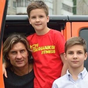 Dmitriy Yashankin Instagram - Я ЖЕНИЛСЯ В 17 лет . 
Дочка родилась в 1995 . 
Родители поддержали , помогли и со свадьбой и с трудностями , поняли , приняли.
Папа из меня конечно вышел не самый лучший, работа , разъезды , поиск возможностей , спорт , выступления , первый бизнес . 
Прожили мы вместе не долго , семью сохранить не удалось . 
Наташке было 2,5 года , когда в 1998 я переехал в Москву . 
Оставил ее в Димитровграде с ее мамой . Тяжело было , винил себя , переживал ,  депрессировал . 
Но потом нашел себя, друзей , работу , успокоился , принял ситуацию и начал , так сказать , новую жизнь .
К дочке приезжал , привозил подарки , брал на прогулки , ходил в кафешки , пытался как-то участвовать в жизни девочки , радовать по возможности . 
Родителям низкий поклон , помогали , воспитывали , общались , растили . А когда переехали в Екатеринбург, Наташка переехала к ним и поступила в институт. 
Ей уже 28 , взрослый человек, красивая женщина. 
А для меня она та же , маленькая, миленькая, веселая, беззаботная , кудрявая девчонка и я до сих пор поздравляю её с Днём защиты детей 😉
И Слава Богу за всё , возможно если бы не та ситуация и не те затруднения, всё было бы по другому . Или вообще не было .

В 2000 я встретил любовь всей своей жизни 🥰, мы поженились и у нас появились замечательные , прекрасные , любименькие детишечки Юрасичка и Алёшенька …
А сейчас это уже здоровые ,взрослые , бородатые мужики 😅 
ну эту историю вы уже знаете 😂

Москва, Круглое озеро , 1 июня 2024 г