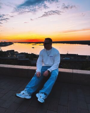 Dmitriy Zhuravlyov Instagram - Широта и великие реки сделали так, что неба тут намного больше чем земли. Куда не кинь взгляд, везде история. Мы проводили тут каждый закат солнца, и каждый был неповторим.
Нижний Новгород! Ты хорош)))