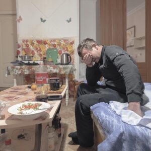 Dmitry Markov Instagram - С Андреем познакомились, когда гуляли по спальному району Александрова: он вышел забрать у таксиста бутылку водки и столкнулся с нами на узкой заснеженной тропинке у подъезда своей двухэтажки:

— Вы заебали тут закладки копать, нет тут ничего…

Объяснили, что туристы и напросились в гости. Выяснилось, Андрей вернулся с СВО и собирается обратно. Пьет. Предложил нам гречку с сосисками и чая. Сказал, что возражения не принимаются. Сперва позаботился о нас: разогрел еду и вскипятил воду, подал нехитрый обед, а уже только потом сел, открыл бутылку и налил себе водки.

— Не страшно умирать? – спросил я.

Долго помолчал и ответил:

— Страшно смотреть как умирают…

И заплакал.