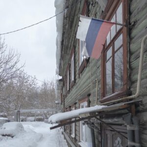 Dmitry Markov Instagram - С Андреем познакомились, когда гуляли по спальному району Александрова: он вышел забрать у таксиста бутылку водки и столкнулся с нами на узкой заснеженной тропинке у подъезда своей двухэтажки:

— Вы заебали тут закладки копать, нет тут ничего…

Объяснили, что туристы и напросились в гости. Выяснилось, Андрей вернулся с СВО и собирается обратно. Пьет. Предложил нам гречку с сосисками и чая. Сказал, что возражения не принимаются. Сперва позаботился о нас: разогрел еду и вскипятил воду, подал нехитрый обед, а уже только потом сел, открыл бутылку и налил себе водки.

— Не страшно умирать? – спросил я.

Долго помолчал и ответил:

— Страшно смотреть как умирают…

И заплакал.