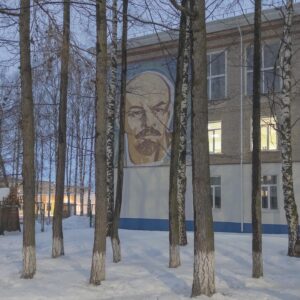 Dmitry Markov Instagram - Работа над публикацией о коми-пермяках привела меня в Кудымкар — даже я, со своим опытом путешествий по России и Пермскому краю (Чусовой, Ныроб, Березники, Кунгур) не подозревал о существовании этого городка.

Который оказался крайне аутентичным и по своему живописным. 

Гуляя по окраинам, затерялся в лабиринте деревянных двухэтажек и наткнулся на местных подростков, которые, как по команде чистили снег на сараях и гаражах (было утро субботы и, по-видимому, в первый день выходных всех выгнали работать). Давно замечено, что провинциальных детей, приученных к труду и послушанию, легко фотографировать. Они не спрашивают куда, не спрашивают зачем и не пищат о правах — они просто молча вытягиваются по стойке смирно. Потому что если взрослый сказал надо — значит надо, а куда и зачем — не их ума дело.

Буквально через час после моего чекина в Кудымкаре, прилетает восторженное сообщение от @alina.golfstrim, о том что это родина ее папы. И так постоянно: куда я не приеду, всегда в диапазоне одного рукопожатия найдется тот, кто крепко связан с этим местом. Я уже давно пребываю в ощущении, что путешествую по одному бесконечному пригороду, где все — соседи.

Часто говорят, что я показываю некую Россию (вместо «некой» подставьте любой эпитет — настоящая, глубинная, провинциальная и т.д.) Как будто есть одна Россия, в которой они живут, и другая, в которой живут все остальные. Конечно, существуют городские пузыри, где легко отлететь от реальности и воспринимать водопровод как само собой разумеющееся. Но правда в том, что все родом оттуда — с этих колонок, пятиэтажек и деревянных мостков.

P.S. Друзья, я сейчас работаю над книгой и редко снимаю, поэтому приглашаю в мой канал t.me/idcim (активная ссылка в профиле) где публикую заметки о жизни. Спасибо!