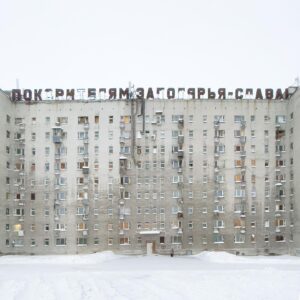 Dmitry Markov Instagram - Многие с возрастом мечтают перебраться в теплые края, а меня наоборот, тянет на север. Особый кайф — вдохнуть холодный воздух и раскрыть воротник, чтобы мороз схватил за шею и залез за шиворот. Воткнуть наушники и шататься по улицам пока щеки не начнут гореть огнем.

Каждый год стараюсь сгонять зимой на север; уже несколько раз был на Кольском, в этот раз решил отдохнуть в Коми.

Воркута показалась очень брутальной: бетонные коробки посреди тундры, пронизывающий ветер и сугробы выше колена. Что, впрочем, не мешает молодежи соответствовать стандартам красоты — ходить без шапок и с голыми щиколотками. Еще показалось, что Воркута это город собачников. Реально каждый третий прохожий выгуливал собаку. 

Перед поездом съездил на кладбище, где захоронены заключенные Воркутлага. Сложно представить сколько их, замученных и безымянных лежит в земле, только политзеков было 37 000. Путеец, что возил меня, рассказал что железная дорога в прямом смысле построена на костях: заключенных во время прокладки путей хоронили прямо под насыпями.