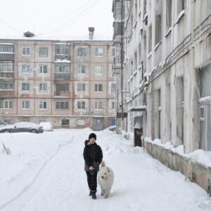 Dmitry Markov Instagram - Многие с возрастом мечтают перебраться в теплые края, а меня наоборот, тянет на север. Особый кайф — вдохнуть холодный воздух и раскрыть воротник, чтобы мороз схватил за шею и залез за шиворот. Воткнуть наушники и шататься по улицам пока щеки не начнут гореть огнем.

Каждый год стараюсь сгонять зимой на север; уже несколько раз был на Кольском, в этот раз решил отдохнуть в Коми.

Воркута показалась очень брутальной: бетонные коробки посреди тундры, пронизывающий ветер и сугробы выше колена. Что, впрочем, не мешает молодежи соответствовать стандартам красоты — ходить без шапок и с голыми щиколотками. Еще показалось, что Воркута это город собачников. Реально каждый третий прохожий выгуливал собаку. 

Перед поездом съездил на кладбище, где захоронены заключенные Воркутлага. Сложно представить сколько их, замученных и безымянных лежит в земле, только политзеков было 37 000. Путеец, что возил меня, рассказал что железная дорога в прямом смысле построена на костях: заключенных во время прокладки путей хоронили прямо под насыпями.