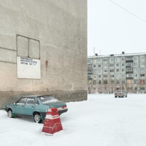 Dmitry Markov Instagram - Многие с возрастом мечтают перебраться в теплые края, а меня наоборот, тянет на север. Особый кайф — вдохнуть холодный воздух и раскрыть воротник, чтобы мороз схватил за шею и залез за шиворот. Воткнуть наушники и шататься по улицам пока щеки не начнут гореть огнем.

Каждый год стараюсь сгонять зимой на север; уже несколько раз был на Кольском, в этот раз решил отдохнуть в Коми.

Воркута показалась очень брутальной: бетонные коробки посреди тундры, пронизывающий ветер и сугробы выше колена. Что, впрочем, не мешает молодежи соответствовать стандартам красоты — ходить без шапок и с голыми щиколотками. Еще показалось, что Воркута это город собачников. Реально каждый третий прохожий выгуливал собаку. 

Перед поездом съездил на кладбище, где захоронены заключенные Воркутлага. Сложно представить сколько их, замученных и безымянных лежит в земле, только политзеков было 37 000. Путеец, что возил меня, рассказал что железная дорога в прямом смысле построена на костях: заключенных во время прокладки путей хоронили прямо под насыпями.
