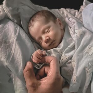 Dmitry Markov Instagram - Спрашивают: как мы выносим ужасы социальной работы? Отвечаем: там где бездна человеческих пороков и горя, там место для самых ярких проявлений сострадания и любви.

Приведу развернутый пример.

Этим летом на съемках у нас на руках оказался младенец, мать которого начала употреблять на второй день по выходу из роддома. Разместилась эта барышня на притоне. Соль в её крови причудливым образом смешалась с окситоцином (или что там у беременных отвечает за привязанность), поэтому ребенка она — с одной стороны, — кормила и окружала бытовой заботой — с другой, — оставляла в прокуренным солью притоне и шла за закладкой. Или носилась с ним по городу на шизе, что ребенка заберут и она должна его спрятать. Представляете ситуацию со стороны малыша? Ну, то есть, путь обычного человека к притону довольно долог, деградация наступает постепенно. А тут тебя достали из утробы и сразу опустили на дно человеческого существования — привет коучам и прочим пиздоболам, рассказывающим что «все зависит от тебя».

Мы тогда натерпелись немало, я воообще был в ахуе, оставаясь с ребенком один в машине, когда мама исчезала черт знает куда, а парни шли ее искать. Я смотрел на этот комочек, который, видимо, чувствовал, что вокруг и так все плохо и тихо молчал. Что с ним делать? Что ему надо? А вдруг в нем что-то сломается? Или я сделаю что-то не то? А если менты? Как я объясню откуда ребенок и что я с ним делаю один в чужой машине?

Слава богу мать вернули, упаковали в машину и отвезли на время в кризисный центр. А после позвонили девчонкам в фонд «Алиса» и нашли для малыша семью, где он будет жить, пока мама пытается устроить жизнь, спотыкаясь по пути о солевые трубки.

И вот, спустя несколько дней приезжаем в город N, чтобы забрать ребенка. Одной бригадой едем мы на машине, другой — Таня, профессиональная мама, которая вырастила за свою жизнь три десятка своих и приемных детей. Таня ехала поездом с пересадками с огромной люлькой в руках. Когда я ее увидел, подумал, Господи, вот же человек — едет своим ходом черт-те куда, с нелепой детской корзиной, без гарантий найти мать, способную в любой момент может заторчать и уйти в тину городских притонов.

Продолжение в карусели…