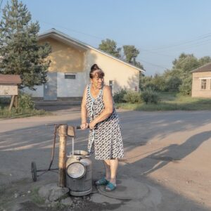 Dmitry Markov Instagram - Сегодня @yandex.maps опубликовали исследование о необычных названиях российских сел и деревень. Ребята проанализировали 160 тысяч топонимов: помимо поселков с забавными названиями вроде Совьи Лапки, Чики или Большое Свинорье, аналитики нашли пары локаций, которые складываются в целые истории. Одну из таких — деревню Будущее и поселок Прогресс — я решил сфотографировать.

В Будущем красиво. Тихому созерцанию среднерусского пейзажа способствует полное отсутствие мобильной связи. Старожил поселка Юрий Васильевич, рассказал нам, что сегодня в Будущем живет около 30 человек. Однако раньше, во времена работы спиртзавода население переваливало за тысячу (в очередной раз убеждаешься, что спирт — фундаментальная основа и залог жизни на селе). Тем не менее, в будущее жители Будущего смотрят с оптимизмом. И, надо признать, это заражает: глядя как в свои 80 с хвостиком лет Юрий Васильевич управляется с хозяйством, играет на гармошке и строит отношения с соседкой (супругу он давно похоронил) проникаешься восхищением и верой — в свою очередь, — в будущее собственное.

На въезде в поселок Прогресс расположено производство популярных нынче (и отнюдь недешевых) домов и бань из кругляка. Правда на этом прогресс Прогресса и заканчивается. Центр поселка: пятачок на котором находятся администрация, дом культуры и колонка. Уличные колонки в Прогрессе (равно как и в соседних Боровичах) — важное место, где люди встречаются и обсуждают новости. Мы приехали во время страшной жары и заметили, что местные жительницы набирали воды, чтобы поливать кусты и деревья во дворах жилых домов. Тот редкий случай, когда энергия бабушек, сидящих у подъезда, направлена в мирное русло.

Напоследок зашли в дом культуры на субботний концерт, и оказались практически единственными зрителями: из-за жары жители поселка предпочли культурной программе водно-оздоровительную.

Ссылка на исследование @yandex.maps в сторис.

#анонс #интеграция