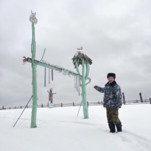 Dmitry Markov Instagram - Работа над публикацией о коми-пермяках привела меня в Кудымкар — даже я, со своим опытом путешествий по России и Пермскому краю (Чусовой, Ныроб, Березники, Кунгур) не подозревал о существовании этого городка.

Который оказался крайне аутентичным и по своему живописным. 

Гуляя по окраинам, затерялся в лабиринте деревянных двухэтажек и наткнулся на местных подростков, которые, как по команде чистили снег на сараях и гаражах (было утро субботы и, по-видимому, в первый день выходных всех выгнали работать). Давно замечено, что провинциальных детей, приученных к труду и послушанию, легко фотографировать. Они не спрашивают куда, не спрашивают зачем и не пищат о правах — они просто молча вытягиваются по стойке смирно. Потому что если взрослый сказал надо — значит надо, а куда и зачем — не их ума дело.

Буквально через час после моего чекина в Кудымкаре, прилетает восторженное сообщение от @alina.golfstrim, о том что это родина ее папы. И так постоянно: куда я не приеду, всегда в диапазоне одного рукопожатия найдется тот, кто крепко связан с этим местом. Я уже давно пребываю в ощущении, что путешествую по одному бесконечному пригороду, где все — соседи.

Часто говорят, что я показываю некую Россию (вместо «некой» подставьте любой эпитет — настоящая, глубинная, провинциальная и т.д.) Как будто есть одна Россия, в которой они живут, и другая, в которой живут все остальные. Конечно, существуют городские пузыри, где легко отлететь от реальности и воспринимать водопровод как само собой разумеющееся. Но правда в том, что все родом оттуда — с этих колонок, пятиэтажек и деревянных мостков.

P.S. Друзья, я сейчас работаю над книгой и редко снимаю, поэтому приглашаю в мой канал t.me/idcim (активная ссылка в профиле) где публикую заметки о жизни. Спасибо!