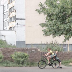 Dmitry Markov Instagram - Посетил Выксу (Нижегородская область) по приглашению фестиваля @vyksafest.

Выкса - это моногород, построенный вокруг металлургического завода. С первых минут прогулки меня охватила ностальгия по фабричному району, где я родился и вырос. Что-то неуловимое есть в подобных местах, где все друг друга знают, а двор возле дома ощущается такой же личной территорией как и твоя квартира. В интернете много фотографий улиц и домов Выксы, мне же захотелось снять ее жителей.

Кстати, о фотографии: 27-29 августа я вернусь в Выксу на первый фестивальный уикэнд, чтобы открыть Школу уличной фотографии, ментором которой станет @lekon_v .

До встречи!