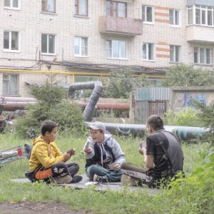 Dmitry Markov Instagram - Чтобы попасть в Тулу, пришлось сделать пересадку на Узловой.

У ЖД-перехода моментально прилетело в ебучку — правда не мне, а привокзальному синяку, который хотел стрельнуть у таксиста сигаретку. Мужик зашел со спины и положил руку на плече водиле — неожиданный тактильный контакт отозвался рефлексом, и синяк моментальной прикурил (правда, не в том смысле в котором планировал). Я вылез из поезда сонный, но от этой картины сразу проснулся и понял, что населенный пункт следует изучить внимательней.

Городок оказался настоящим заповедником конца 90-х - начала 00-х. Это стало понятно уже в такси: в салоне был минус как в морге, а в динамиках хрипел на всю катушку пубертатный рэп. Детали как бы предупреждали: город живет крайними значениями, и следует выгрузить из оперативной памяти прочитанные накануне принципы буддийского срединного пути, тут эти знания будут не к месту.

Центр Узловой чист, ухожен и в художественном смысле скучен, как советские обои. Истинная красота начинается там где заканчивается бюджет на  благоустройство. Любопытно, максимальная концентрация жизни обнаружена в микрорайоне «Мертвый» (реальное название, можете проверить по яндекс.картам). Прежде всего, огромное количество детей, передвигающихся стайками по 5-10 человек. Одни гоняют в футбол, другие дуются в карты, третьи лазят по деревьям и т.д. Взрослые сконцентрированы по большей части в гаражах и лавках у подъездов. Пока бабулечки разбивают клумбы, старики вяжут на зиму веники из крапивы — красота. Придомовые территории утопают в цветах, и к чести жителей стоит заметить, что это, похоже, единственный город в России, где не был замечен душераздирающий ЖЭК-арт из пивных бутылок и автомобильных покрышек.

Короче, понравилось. Впечатление не испортила даже охранница отремонтированного ЖД-вокзала, которая используя корректные и вежливые слова, сообщила, что ее тревожит мое уголовное ебало и предложила подождать поезд на улице.