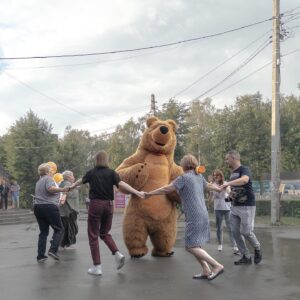 Dmitry Markov Instagram - Чтобы попасть в Тулу, пришлось сделать пересадку на Узловой.

У ЖД-перехода моментально прилетело в ебучку — правда не мне, а привокзальному синяку, который хотел стрельнуть у таксиста сигаретку. Мужик зашел со спины и положил руку на плече водиле — неожиданный тактильный контакт отозвался рефлексом, и синяк моментальной прикурил (правда, не в том смысле в котором планировал). Я вылез из поезда сонный, но от этой картины сразу проснулся и понял, что населенный пункт следует изучить внимательней.

Городок оказался настоящим заповедником конца 90-х - начала 00-х. Это стало понятно уже в такси: в салоне был минус как в морге, а в динамиках хрипел на всю катушку пубертатный рэп. Детали как бы предупреждали: город живет крайними значениями, и следует выгрузить из оперативной памяти прочитанные накануне принципы буддийского срединного пути, тут эти знания будут не к месту.

Центр Узловой чист, ухожен и в художественном смысле скучен, как советские обои. Истинная красота начинается там где заканчивается бюджет на  благоустройство. Любопытно, максимальная концентрация жизни обнаружена в микрорайоне «Мертвый» (реальное название, можете проверить по яндекс.картам). Прежде всего, огромное количество детей, передвигающихся стайками по 5-10 человек. Одни гоняют в футбол, другие дуются в карты, третьи лазят по деревьям и т.д. Взрослые сконцентрированы по большей части в гаражах и лавках у подъездов. Пока бабулечки разбивают клумбы, старики вяжут на зиму веники из крапивы — красота. Придомовые территории утопают в цветах, и к чести жителей стоит заметить, что это, похоже, единственный город в России, где не был замечен душераздирающий ЖЭК-арт из пивных бутылок и автомобильных покрышек.

Короче, понравилось. Впечатление не испортила даже охранница отремонтированного ЖД-вокзала, которая используя корректные и вежливые слова, сообщила, что ее тревожит мое уголовное ебало и предложила подождать поезд на улице.