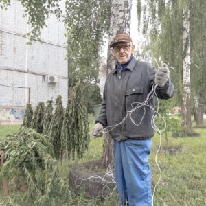 Dmitry Markov Instagram - Чтобы попасть в Тулу, пришлось сделать пересадку на Узловой.

У ЖД-перехода моментально прилетело в ебучку — правда не мне, а привокзальному синяку, который хотел стрельнуть у таксиста сигаретку. Мужик зашел со спины и положил руку на плече водиле — неожиданный тактильный контакт отозвался рефлексом, и синяк моментальной прикурил (правда, не в том смысле в котором планировал). Я вылез из поезда сонный, но от этой картины сразу проснулся и понял, что населенный пункт следует изучить внимательней.

Городок оказался настоящим заповедником конца 90-х - начала 00-х. Это стало понятно уже в такси: в салоне был минус как в морге, а в динамиках хрипел на всю катушку пубертатный рэп. Детали как бы предупреждали: город живет крайними значениями, и следует выгрузить из оперативной памяти прочитанные накануне принципы буддийского срединного пути, тут эти знания будут не к месту.

Центр Узловой чист, ухожен и в художественном смысле скучен, как советские обои. Истинная красота начинается там где заканчивается бюджет на  благоустройство. Любопытно, максимальная концентрация жизни обнаружена в микрорайоне «Мертвый» (реальное название, можете проверить по яндекс.картам). Прежде всего, огромное количество детей, передвигающихся стайками по 5-10 человек. Одни гоняют в футбол, другие дуются в карты, третьи лазят по деревьям и т.д. Взрослые сконцентрированы по большей части в гаражах и лавках у подъездов. Пока бабулечки разбивают клумбы, старики вяжут на зиму веники из крапивы — красота. Придомовые территории утопают в цветах, и к чести жителей стоит заметить, что это, похоже, единственный город в России, где не был замечен душераздирающий ЖЭК-арт из пивных бутылок и автомобильных покрышек.

Короче, понравилось. Впечатление не испортила даже охранница отремонтированного ЖД-вокзала, которая используя корректные и вежливые слова, сообщила, что ее тревожит мое уголовное ебало и предложила подождать поезд на улице.