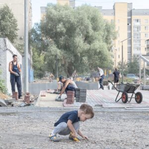 Dmitry Markov Instagram - Посетил Выксу (Нижегородская область) по приглашению фестиваля @vyksafest.

Выкса - это моногород, построенный вокруг металлургического завода. С первых минут прогулки меня охватила ностальгия по фабричному району, где я родился и вырос. Что-то неуловимое есть в подобных местах, где все друг друга знают, а двор возле дома ощущается такой же личной территорией как и твоя квартира. В интернете много фотографий улиц и домов Выксы, мне же захотелось снять ее жителей.

Кстати, о фотографии: 27-29 августа я вернусь в Выксу на первый фестивальный уикэнд, чтобы открыть Школу уличной фотографии, ментором которой станет @lekon_v .

До встречи!