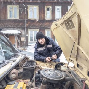 Dmitry Markov Instagram - Работа над публикацией о коми-пермяках привела меня в Кудымкар — даже я, со своим опытом путешествий по России и Пермскому краю (Чусовой, Ныроб, Березники, Кунгур) не подозревал о существовании этого городка.

Который оказался крайне аутентичным и по своему живописным. 

Гуляя по окраинам, затерялся в лабиринте деревянных двухэтажек и наткнулся на местных подростков, которые, как по команде чистили снег на сараях и гаражах (было утро субботы и, по-видимому, в первый день выходных всех выгнали работать). Давно замечено, что провинциальных детей, приученных к труду и послушанию, легко фотографировать. Они не спрашивают куда, не спрашивают зачем и не пищат о правах — они просто молча вытягиваются по стойке смирно. Потому что если взрослый сказал надо — значит надо, а куда и зачем — не их ума дело.

Буквально через час после моего чекина в Кудымкаре, прилетает восторженное сообщение от @alina.golfstrim, о том что это родина ее папы. И так постоянно: куда я не приеду, всегда в диапазоне одного рукопожатия найдется тот, кто крепко связан с этим местом. Я уже давно пребываю в ощущении, что путешествую по одному бесконечному пригороду, где все — соседи.

Часто говорят, что я показываю некую Россию (вместо «некой» подставьте любой эпитет — настоящая, глубинная, провинциальная и т.д.) Как будто есть одна Россия, в которой они живут, и другая, в которой живут все остальные. Конечно, существуют городские пузыри, где легко отлететь от реальности и воспринимать водопровод как само собой разумеющееся. Но правда в том, что все родом оттуда — с этих колонок, пятиэтажек и деревянных мостков.

P.S. Друзья, я сейчас работаю над книгой и редко снимаю, поэтому приглашаю в мой канал t.me/idcim (активная ссылка в профиле) где публикую заметки о жизни. Спасибо!
