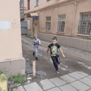 Dmitry Markov Instagram - Чтобы попасть в Тулу, пришлось сделать пересадку на Узловой.

У ЖД-перехода моментально прилетело в ебучку — правда не мне, а привокзальному синяку, который хотел стрельнуть у таксиста сигаретку. Мужик зашел со спины и положил руку на плече водиле — неожиданный тактильный контакт отозвался рефлексом, и синяк моментальной прикурил (правда, не в том смысле в котором планировал). Я вылез из поезда сонный, но от этой картины сразу проснулся и понял, что населенный пункт следует изучить внимательней.

Городок оказался настоящим заповедником конца 90-х - начала 00-х. Это стало понятно уже в такси: в салоне был минус как в морге, а в динамиках хрипел на всю катушку пубертатный рэп. Детали как бы предупреждали: город живет крайними значениями, и следует выгрузить из оперативной памяти прочитанные накануне принципы буддийского срединного пути, тут эти знания будут не к месту.

Центр Узловой чист, ухожен и в художественном смысле скучен, как советские обои. Истинная красота начинается там где заканчивается бюджет на  благоустройство. Любопытно, максимальная концентрация жизни обнаружена в микрорайоне «Мертвый» (реальное название, можете проверить по яндекс.картам). Прежде всего, огромное количество детей, передвигающихся стайками по 5-10 человек. Одни гоняют в футбол, другие дуются в карты, третьи лазят по деревьям и т.д. Взрослые сконцентрированы по большей части в гаражах и лавках у подъездов. Пока бабулечки разбивают клумбы, старики вяжут на зиму веники из крапивы — красота. Придомовые территории утопают в цветах, и к чести жителей стоит заметить, что это, похоже, единственный город в России, где не был замечен душераздирающий ЖЭК-арт из пивных бутылок и автомобильных покрышек.

Короче, понравилось. Впечатление не испортила даже охранница отремонтированного ЖД-вокзала, которая используя корректные и вежливые слова, сообщила, что ее тревожит мое уголовное ебало и предложила подождать поезд на улице.