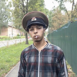 Dmitry Markov Instagram - Чтобы попасть в Тулу, пришлось сделать пересадку на Узловой.

У ЖД-перехода моментально прилетело в ебучку — правда не мне, а привокзальному синяку, который хотел стрельнуть у таксиста сигаретку. Мужик зашел со спины и положил руку на плече водиле — неожиданный тактильный контакт отозвался рефлексом, и синяк моментальной прикурил (правда, не в том смысле в котором планировал). Я вылез из поезда сонный, но от этой картины сразу проснулся и понял, что населенный пункт следует изучить внимательней.

Городок оказался настоящим заповедником конца 90-х - начала 00-х. Это стало понятно уже в такси: в салоне был минус как в морге, а в динамиках хрипел на всю катушку пубертатный рэп. Детали как бы предупреждали: город живет крайними значениями, и следует выгрузить из оперативной памяти прочитанные накануне принципы буддийского срединного пути, тут эти знания будут не к месту.

Центр Узловой чист, ухожен и в художественном смысле скучен, как советские обои. Истинная красота начинается там где заканчивается бюджет на  благоустройство. Любопытно, максимальная концентрация жизни обнаружена в микрорайоне «Мертвый» (реальное название, можете проверить по яндекс.картам). Прежде всего, огромное количество детей, передвигающихся стайками по 5-10 человек. Одни гоняют в футбол, другие дуются в карты, третьи лазят по деревьям и т.д. Взрослые сконцентрированы по большей части в гаражах и лавках у подъездов. Пока бабулечки разбивают клумбы, старики вяжут на зиму веники из крапивы — красота. Придомовые территории утопают в цветах, и к чести жителей стоит заметить, что это, похоже, единственный город в России, где не был замечен душераздирающий ЖЭК-арт из пивных бутылок и автомобильных покрышек.

Короче, понравилось. Впечатление не испортила даже охранница отремонтированного ЖД-вокзала, которая используя корректные и вежливые слова, сообщила, что ее тревожит мое уголовное ебало и предложила подождать поезд на улице.