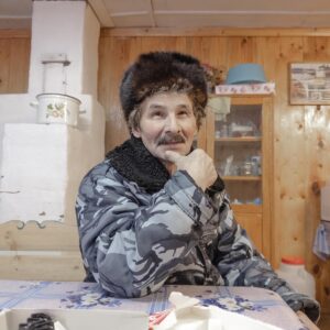 Dmitry Markov Instagram - Работа над публикацией о коми-пермяках привела меня в Кудымкар — даже я, со своим опытом путешествий по России и Пермскому краю (Чусовой, Ныроб, Березники, Кунгур) не подозревал о существовании этого городка.

Который оказался крайне аутентичным и по своему живописным. 

Гуляя по окраинам, затерялся в лабиринте деревянных двухэтажек и наткнулся на местных подростков, которые, как по команде чистили снег на сараях и гаражах (было утро субботы и, по-видимому, в первый день выходных всех выгнали работать). Давно замечено, что провинциальных детей, приученных к труду и послушанию, легко фотографировать. Они не спрашивают куда, не спрашивают зачем и не пищат о правах — они просто молча вытягиваются по стойке смирно. Потому что если взрослый сказал надо — значит надо, а куда и зачем — не их ума дело.

Буквально через час после моего чекина в Кудымкаре, прилетает восторженное сообщение от @alina.golfstrim, о том что это родина ее папы. И так постоянно: куда я не приеду, всегда в диапазоне одного рукопожатия найдется тот, кто крепко связан с этим местом. Я уже давно пребываю в ощущении, что путешествую по одному бесконечному пригороду, где все — соседи.

Часто говорят, что я показываю некую Россию (вместо «некой» подставьте любой эпитет — настоящая, глубинная, провинциальная и т.д.) Как будто есть одна Россия, в которой они живут, и другая, в которой живут все остальные. Конечно, существуют городские пузыри, где легко отлететь от реальности и воспринимать водопровод как само собой разумеющееся. Но правда в том, что все родом оттуда — с этих колонок, пятиэтажек и деревянных мостков.

P.S. Друзья, я сейчас работаю над книгой и редко снимаю, поэтому приглашаю в мой канал t.me/idcim (активная ссылка в профиле) где публикую заметки о жизни. Спасибо!