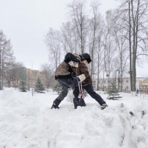 Dmitry Markov Instagram - Работа над публикацией о коми-пермяках привела меня в Кудымкар — даже я, со своим опытом путешествий по России и Пермскому краю (Чусовой, Ныроб, Березники, Кунгур) не подозревал о существовании этого городка.

Который оказался крайне аутентичным и по своему живописным. 

Гуляя по окраинам, затерялся в лабиринте деревянных двухэтажек и наткнулся на местных подростков, которые, как по команде чистили снег на сараях и гаражах (было утро субботы и, по-видимому, в первый день выходных всех выгнали работать). Давно замечено, что провинциальных детей, приученных к труду и послушанию, легко фотографировать. Они не спрашивают куда, не спрашивают зачем и не пищат о правах — они просто молча вытягиваются по стойке смирно. Потому что если взрослый сказал надо — значит надо, а куда и зачем — не их ума дело.

Буквально через час после моего чекина в Кудымкаре, прилетает восторженное сообщение от @alina.golfstrim, о том что это родина ее папы. И так постоянно: куда я не приеду, всегда в диапазоне одного рукопожатия найдется тот, кто крепко связан с этим местом. Я уже давно пребываю в ощущении, что путешествую по одному бесконечному пригороду, где все — соседи.

Часто говорят, что я показываю некую Россию (вместо «некой» подставьте любой эпитет — настоящая, глубинная, провинциальная и т.д.) Как будто есть одна Россия, в которой они живут, и другая, в которой живут все остальные. Конечно, существуют городские пузыри, где легко отлететь от реальности и воспринимать водопровод как само собой разумеющееся. Но правда в том, что все родом оттуда — с этих колонок, пятиэтажек и деревянных мостков.

P.S. Друзья, я сейчас работаю над книгой и редко снимаю, поэтому приглашаю в мой канал t.me/idcim (активная ссылка в профиле) где публикую заметки о жизни. Спасибо!