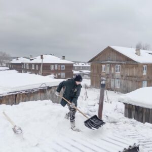 Dmitry Markov Instagram - Работа над публикацией о коми-пермяках привела меня в Кудымкар — даже я, со своим опытом путешествий по России и Пермскому краю (Чусовой, Ныроб, Березники, Кунгур) не подозревал о существовании этого городка.

Который оказался крайне аутентичным и по своему живописным. 

Гуляя по окраинам, затерялся в лабиринте деревянных двухэтажек и наткнулся на местных подростков, которые, как по команде чистили снег на сараях и гаражах (было утро субботы и, по-видимому, в первый день выходных всех выгнали работать). Давно замечено, что провинциальных детей, приученных к труду и послушанию, легко фотографировать. Они не спрашивают куда, не спрашивают зачем и не пищат о правах — они просто молча вытягиваются по стойке смирно. Потому что если взрослый сказал надо — значит надо, а куда и зачем — не их ума дело.

Буквально через час после моего чекина в Кудымкаре, прилетает восторженное сообщение от @alina.golfstrim, о том что это родина ее папы. И так постоянно: куда я не приеду, всегда в диапазоне одного рукопожатия найдется тот, кто крепко связан с этим местом. Я уже давно пребываю в ощущении, что путешествую по одному бесконечному пригороду, где все — соседи.

Часто говорят, что я показываю некую Россию (вместо «некой» подставьте любой эпитет — настоящая, глубинная, провинциальная и т.д.) Как будто есть одна Россия, в которой они живут, и другая, в которой живут все остальные. Конечно, существуют городские пузыри, где легко отлететь от реальности и воспринимать водопровод как само собой разумеющееся. Но правда в том, что все родом оттуда — с этих колонок, пятиэтажек и деревянных мостков.

P.S. Друзья, я сейчас работаю над книгой и редко снимаю, поэтому приглашаю в мой канал t.me/idcim (активная ссылка в профиле) где публикую заметки о жизни. Спасибо!