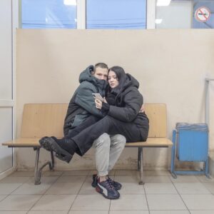 Dmitry Markov Instagram - Работа над публикацией о коми-пермяках привела меня в Кудымкар — даже я, со своим опытом путешествий по России и Пермскому краю (Чусовой, Ныроб, Березники, Кунгур) не подозревал о существовании этого городка.

Который оказался крайне аутентичным и по своему живописным. 

Гуляя по окраинам, затерялся в лабиринте деревянных двухэтажек и наткнулся на местных подростков, которые, как по команде чистили снег на сараях и гаражах (было утро субботы и, по-видимому, в первый день выходных всех выгнали работать). Давно замечено, что провинциальных детей, приученных к труду и послушанию, легко фотографировать. Они не спрашивают куда, не спрашивают зачем и не пищат о правах — они просто молча вытягиваются по стойке смирно. Потому что если взрослый сказал надо — значит надо, а куда и зачем — не их ума дело.

Буквально через час после моего чекина в Кудымкаре, прилетает восторженное сообщение от @alina.golfstrim, о том что это родина ее папы. И так постоянно: куда я не приеду, всегда в диапазоне одного рукопожатия найдется тот, кто крепко связан с этим местом. Я уже давно пребываю в ощущении, что путешествую по одному бесконечному пригороду, где все — соседи.

Часто говорят, что я показываю некую Россию (вместо «некой» подставьте любой эпитет — настоящая, глубинная, провинциальная и т.д.) Как будто есть одна Россия, в которой они живут, и другая, в которой живут все остальные. Конечно, существуют городские пузыри, где легко отлететь от реальности и воспринимать водопровод как само собой разумеющееся. Но правда в том, что все родом оттуда — с этих колонок, пятиэтажек и деревянных мостков.

P.S. Друзья, я сейчас работаю над книгой и редко снимаю, поэтому приглашаю в мой канал t.me/idcim (активная ссылка в профиле) где публикую заметки о жизни. Спасибо!