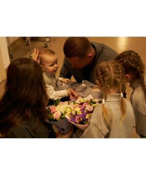 Dmitry Tarasov Instagram - Вчера нас выписали домой🫶🏻
Как это было? Скажу честно, в этот раз я волновалась ещё больше. Когда у тебя много детей - это не только про большую любовь, но и про большую ответственность, переживания и другие составляющие.
Меня тревожили разные мысли и больше всего я хотела, чтобы никто из моих деток не чувствовал себя покинутым.
Меня красила моя @matveeva_stylist , параллельно вытирала наворачивающие слезы. Последний штрих-готово ✔️ 
Я вышла с малышом на руках и увидела 4 любимых силуэта. «Не плакать!» -приказала себе я. Ага, куда там!  Как только  я увидела, как несколько моих любимых ручек протянули мне цветы, и радостно подпрыгивая старались рассмотреть младшего брата, я не смогла сдержать слез 🥹🤍
Сегодня, спустя ночь дома, могу с уверенностью сказать, что всё потихоньку налаживается. Вспоминаю октябрь 2021, февраль 2020 и стараюсь выстроить идеальный для всех нас режим и план действий 🫶🏻
 Фотографии: @anastasiabolotinaph