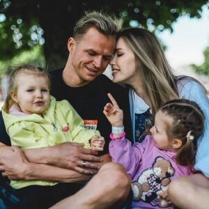 Dmitry Tarasov Instagram - Поздравляю с Днём семьи! ❤️ Семья - это взаимопонимание, уважение…. (Продолжите в комментариях) 👇🏻