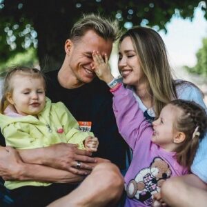 Dmitry Tarasov Instagram - Поздравляю с Днём семьи! ❤️ Семья - это взаимопонимание, уважение…. (Продолжите в комментариях) 👇🏻