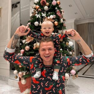 Dmitry Tarasov Instagram - Вы уже написали письмо Деду Морозу? 🎅🏻 Мы с Лёхой - да! 💌 
Что хотите получить на НОВЫЙ ГОД? 👇🏻🎄#Семья #НовыйГод #ДмитрийТарасов