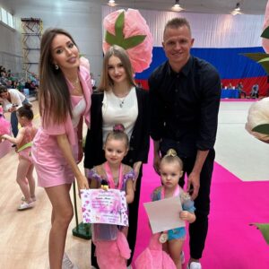 Dmitry Tarasov Instagram - Сегодня был один из самых трогательных и волнительных моментов - соревнования моих дочек Евы и Миланы ❤️
Я помню, как в детстве, когда мне было 6 лет, мы с родителями ездили на тренировки и игры. У них не было выходных, все время вкладывали в своих детей! 
Настало наше время с женой вставать в свои выходные в 5:30, чтобы собрать наших малышек на первые соревнования и поддержать их! 🫶🏻 Я рад, что девочки прислушались к моим советам и заняли первые места, как они и хотели (мотивацией от меня была поездка в детский магазин и покупка любых игрушек) Совет! Всегда мотивируйте детей!

Пост останется здесь, потому что войдет в историю, историю маленьких шагов к большим вершинам! Кстати, самое трогательное, когда мы приехали домой, ко мне подошли девочки и сказали, пусть медали хранятся у тебя, это тебе! ❤️