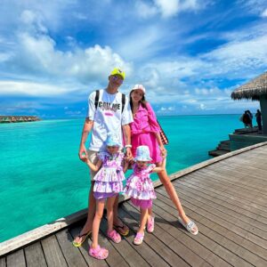 Dmitry Tarasov Instagram - Next location is…❤️✈️
#family #happy #maldives 
Мой невесомый костюмчик @vitusing 💕 
Костюмчики девочек @oksanaarso 🌺