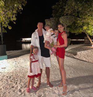 Dmitry Tarasov Instagram - Семья❤️
Ещё раз с Днём Рождения, мой любимый❤️🥰😍🫶🏻
#happybirthday #hubby #family
