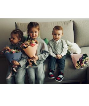 Dmitry Tarasov Instagram - Вчера нас выписали домой🫶🏻
Как это было? Скажу честно, в этот раз я волновалась ещё больше. Когда у тебя много детей - это не только про большую любовь, но и про большую ответственность, переживания и другие составляющие.
Меня тревожили разные мысли и больше всего я хотела, чтобы никто из моих деток не чувствовал себя покинутым.
Меня красила моя @matveeva_stylist , параллельно вытирала наворачивающие слезы. Последний штрих-готово ✔️ 
Я вышла с малышом на руках и увидела 4 любимых силуэта. «Не плакать!» -приказала себе я. Ага, куда там!  Как только  я увидела, как несколько моих любимых ручек протянули мне цветы, и радостно подпрыгивая старались рассмотреть младшего брата, я не смогла сдержать слез 🥹🤍
Сегодня, спустя ночь дома, могу с уверенностью сказать, что всё потихоньку налаживается. Вспоминаю октябрь 2021, февраль 2020 и стараюсь выстроить идеальный для всех нас режим и план действий 🫶🏻
 Фотографии: @anastasiabolotinaph