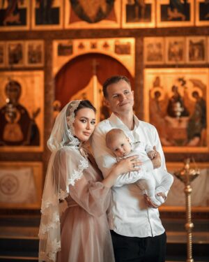 Dmitry Tarasov Instagram - Сегодня в нашей семье произошло трогательное и великое событие - крещение нашего сына Ярослава🤍🙏🏻 ! 
Храни Господь крестных Ярославушки @kotova_katrin @nikitalokset  и крестных всех наших детей🙏🏻
Теперь спокойно и так светло на душе 😇

Девочки тоже  так ждали этого часа, чтобы нарядиться в Божий дом в прекрасные платья @babyblesk 😍😍😍😍
Ну и @pod_krilom_angela как всегда порадовали своевременной доставкой крестильного набора ручной работы 🫶🏻 Лучшие в своем деле! 🤍