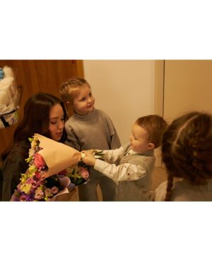 Dmitry Tarasov Instagram - Вчера нас выписали домой🫶🏻
Как это было? Скажу честно, в этот раз я волновалась ещё больше. Когда у тебя много детей - это не только про большую любовь, но и про большую ответственность, переживания и другие составляющие.
Меня тревожили разные мысли и больше всего я хотела, чтобы никто из моих деток не чувствовал себя покинутым.
Меня красила моя @matveeva_stylist , параллельно вытирала наворачивающие слезы. Последний штрих-готово ✔️ 
Я вышла с малышом на руках и увидела 4 любимых силуэта. «Не плакать!» -приказала себе я. Ага, куда там!  Как только  я увидела, как несколько моих любимых ручек протянули мне цветы, и радостно подпрыгивая старались рассмотреть младшего брата, я не смогла сдержать слез 🥹🤍
Сегодня, спустя ночь дома, могу с уверенностью сказать, что всё потихоньку налаживается. Вспоминаю октябрь 2021, февраль 2020 и стараюсь выстроить идеальный для всех нас режим и план действий 🫶🏻
 Фотографии: @anastasiabolotinaph