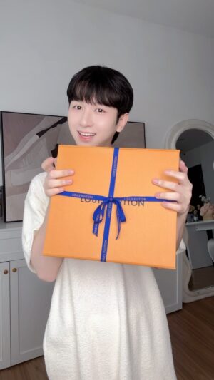 Đỗ Hoàng Dương Instagram - ngựa ngựa lo đựng quá trời đồ mà cầm ngược túi á quý vị 😅