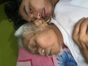 Dodit Mulyanto Instagram - Pengennya childfree Tapi ternyata pas begini butuh anak atau orang kepercayaan buat bisikin hal-hal yg baik ah jadi galau. Semoga cepat sembuh ya bapakku. Buat semua orang yg lagi sakit cepet diberikan hal terbaik.