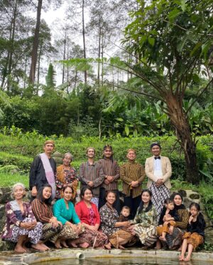 Dodit Mulyanto Instagram - Hampir dikira sekte, ini hanya poto Abis sungkeman ala rakyat biasa pas lebaran.