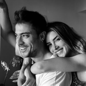 Doğaç Yıldız Instagram - Abiliği öğrenmek, yoldaş, sırdaş olmak ne şans. Adımlarına ortak olmak ve çoğu zaman uzaktan bakıp gurur duymak ne harika. Gülünce gözleri kaybolan güzeller güzelim. Gülüşlerin eksik olmasın. İyi ki doğdun 🦁 @aleynasyildiz