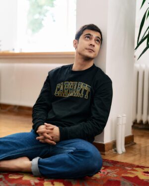 Doğaç Yıldız Instagram - Dizilerde zenginler evlerinde neden ayakkabı çıkarmıyor? Düşünmek lazım bunu.
