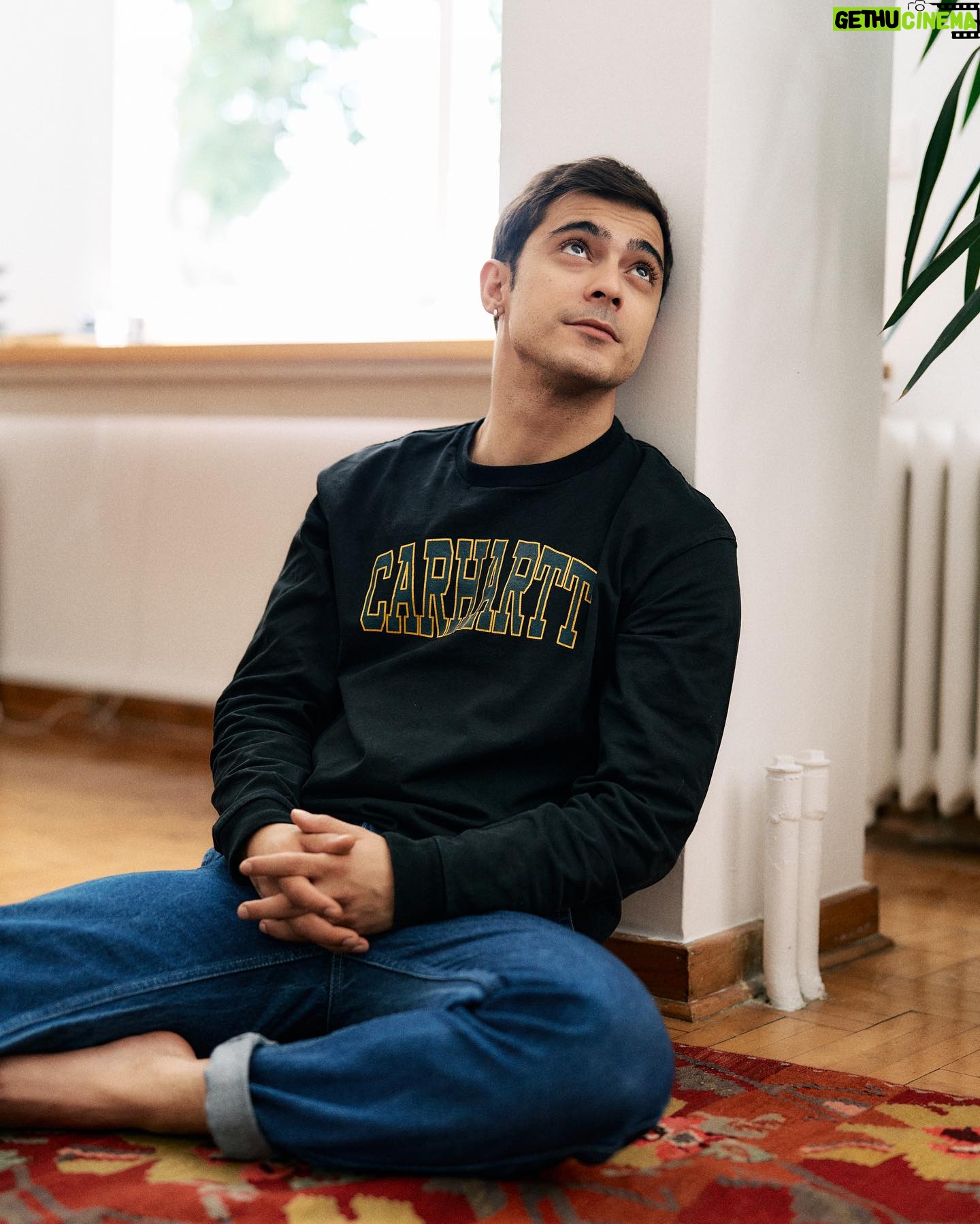 Doğaç Yıldız - 7.3K Likes - Dizilerde zenginler evlerinde neden ayakkabı çıkarmıyor? Düşünmek lazım bunu.