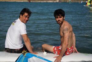 Doğan Bayraktar Instagram - surf dersi veriyorum kendisine.. @sarpablo11