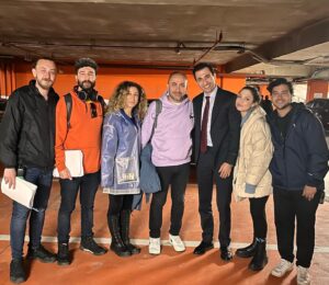 Doğukan Polat Instagram - Ölüm gibi bir şey oldu ama kimse ölmedi… :) 🌹
 Birbirinden yetenekli güzel insanları buluşturan, unutulmaz bir işe imza atan yapımcımız sevgili Onur Güvenatam’a ve @ogm.pictures ailesine🌹💐

Müthiş bir dünya yaratıp, iki olup bir olmayı nasıl başardıklarını anlamadığım, yetenekleri ayrı insanlıkları ve iletişimleri ayrı güzel, tanımaktan ve çalışmaktan şeref duyduğum Sevgili yönetmenlerim Burcu Alptekin ve Alptekin Bozkurt’a, 🌹🌹🫀 @burcu.alptekin @quequeck 

Harika bir iş çıkaran senaristlerimiz Mehmet Barış Günger ve Erhan Tuncer’e @gungerbob @erhantuncer 📝💐🙏

Görsel bir şölen sunan görüntü yönetmenlerimiz
Tolga Çetin, Semih Kurt, Nail Koç’a @fotodirektor  @smhkrt 🎥🫀💐

Gösterdikleri yakınlık, özveri ve emeklerinden dolayı tüm yapım,reji, sanat, ses, kostüm, makyaj, ışık, teknik ve set ekibine @ali_aktrk_  @makeupbyhatice @zeynep_akcakaya @ebruyaseminn @hasangevher.hairstyling @kecikceyda @duygugulencnuh 💐🌍🌲
Son üç işimde birlikte çalıştığım Star tv ve çalışanlarına.⭐️⭐️⭐️ @startv 

Ve kocaman bir iyi ki… İnanılmaz yetenekli ve bir arada olmaktan neşeyle dolduğum, korkunç şekilde birlikte yaratmanın,  gülmenin, ağlamanın özlemini duyacağım ve içimde hissedeceğim oyuncu arkadaşlarım;🥲❤️‍🔥🌹💐🌄☀️
Çetin Tekindor, Yiğit Tuncay, Şerif Sezer, Hülya Duyar, Mert Ramazan Demir, Afra Saraçoğlu, Emre Altuğ, Gülçin Santırcıoğlu, Gözde Kansu, Öznur Serçeler, Ersin Arıcı, Beril Pozam, Diren Polatoğulları, İrem Altuğ, Selen Özbayrak, Sezin Bozacı Mohammed Mustafa, Umut Gezer, Buçe Buse Kahraman, Toprak Sağlam, Baran Bölükbaşı, Ediz Akşehir’e…  @cetintekindor01  @serifsezer @yigittuncay @emrealtug @gulcinsant @mertramazandemir @afrasaracoglu @oznurserceler @gozdekansu @ersinarc @iremaltug @sezinbozaci @selenozbayrak @mohammeddmustafaa @umuttgezer @bucekahraman @topraksaglamofficial @direnpolatogullariofficial @berilpozam @hulyaduyar @baranbolukbasii @edizaksehir1 
 
Allah’a emanet olun, birlikte yeniden karşılaşmayı ümit ederek, gözlerinizden öperim, kalın sağlıcakla… 🕯️🧎🏻🫀