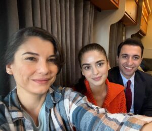 Doğukan Polat Instagram - Ölüm gibi bir şey oldu ama kimse ölmedi… :) 🌹
 Birbirinden yetenekli güzel insanları buluşturan, unutulmaz bir işe imza atan yapımcımız sevgili Onur Güvenatam’a ve @ogm.pictures ailesine🌹💐

Müthiş bir dünya yaratıp, iki olup bir olmayı nasıl başardıklarını anlamadığım, yetenekleri ayrı insanlıkları ve iletişimleri ayrı güzel, tanımaktan ve çalışmaktan şeref duyduğum Sevgili yönetmenlerim Burcu Alptekin ve Alptekin Bozkurt’a, 🌹🌹🫀 @burcu.alptekin @quequeck 

Harika bir iş çıkaran senaristlerimiz Mehmet Barış Günger ve Erhan Tuncer’e @gungerbob @erhantuncer 📝💐🙏

Görsel bir şölen sunan görüntü yönetmenlerimiz
Tolga Çetin, Semih Kurt, Nail Koç’a @fotodirektor  @smhkrt 🎥🫀💐

Gösterdikleri yakınlık, özveri ve emeklerinden dolayı tüm yapım,reji, sanat, ses, kostüm, makyaj, ışık, teknik ve set ekibine @ali_aktrk_  @makeupbyhatice @zeynep_akcakaya @ebruyaseminn @hasangevher.hairstyling @kecikceyda @duygugulencnuh 💐🌍🌲
Son üç işimde birlikte çalıştığım Star tv ve çalışanlarına.⭐️⭐️⭐️ @startv 

Ve kocaman bir iyi ki… İnanılmaz yetenekli ve bir arada olmaktan neşeyle dolduğum, korkunç şekilde birlikte yaratmanın,  gülmenin, ağlamanın özlemini duyacağım ve içimde hissedeceğim oyuncu arkadaşlarım;🥲❤️‍🔥🌹💐🌄☀️
Çetin Tekindor, Yiğit Tuncay, Şerif Sezer, Hülya Duyar, Mert Ramazan Demir, Afra Saraçoğlu, Emre Altuğ, Gülçin Santırcıoğlu, Gözde Kansu, Öznur Serçeler, Ersin Arıcı, Beril Pozam, Diren Polatoğulları, İrem Altuğ, Selen Özbayrak, Sezin Bozacı Mohammed Mustafa, Umut Gezer, Buçe Buse Kahraman, Toprak Sağlam, Baran Bölükbaşı, Ediz Akşehir’e…  @cetintekindor01  @serifsezer @yigittuncay @emrealtug @gulcinsant @mertramazandemir @afrasaracoglu @oznurserceler @gozdekansu @ersinarc @iremaltug @sezinbozaci @selenozbayrak @mohammeddmustafaa @umuttgezer @bucekahraman @topraksaglamofficial @direnpolatogullariofficial @berilpozam @hulyaduyar @baranbolukbasii @edizaksehir1 
 
Allah’a emanet olun, birlikte yeniden karşılaşmayı ümit ederek, gözlerinizden öperim, kalın sağlıcakla… 🕯️🧎🏻🫀