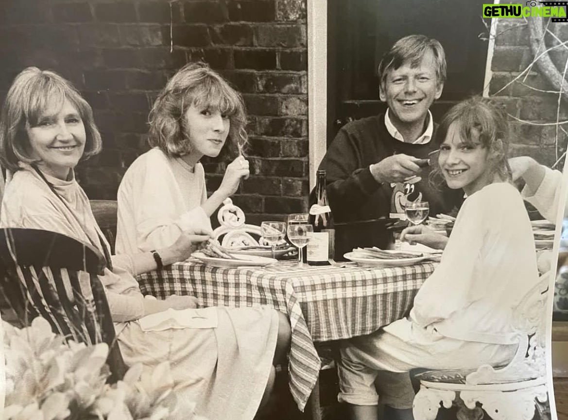 Dolly Wells - 1K Likes - Happy Father’s Day to my darling dad. Miss you still so much. You’d have been a wonderful grandfather. You’d have made a wonderful speech at my wedding and a perfect one after my (zoom) divorce. Love you always 👑✨❤️
