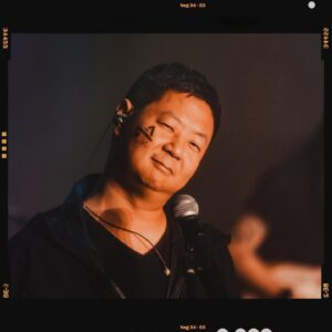 Dominic Ho Instagram - *
參與咗一個好有意義嘅演唱會
本身剩係諗住做攝影
誤打誤撞做埋Tomy髮型師
仲要一嚟整三個頭其中一個仲要係女仔
你哋夠膽信我就夠夠膽做
又一個第一次

各位
Tomy邊個頭好睇啲

#dominic何浩文 #hongkongactor #actor #香港演員 #演員