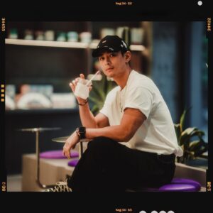 Dominic Ho Instagram - *
忙裏偷閑
#dominic何浩文 #hongkongactor #actor #香港演員 #演員