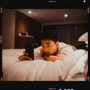 Dominic Ho Instagram - *
琴晚到咗酒店
第一樣件事依然係望下個劇本先
#dominic何浩文 #hongkongactor #actor #香港演員 #演員