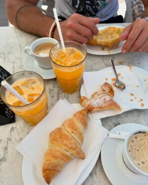 Dominic Monaghan Instagram - Breakfast in France. Lunch in Italy. Done. Fun. Sun. #becurious